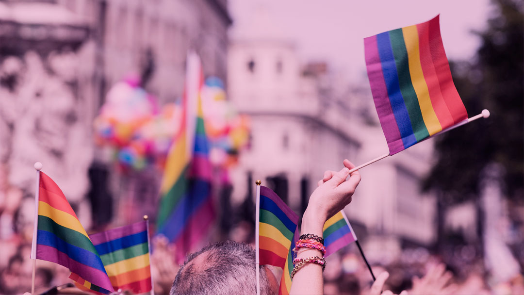 5 formas como pais podem falar com seus filhos sobre identidade LGBTQ
