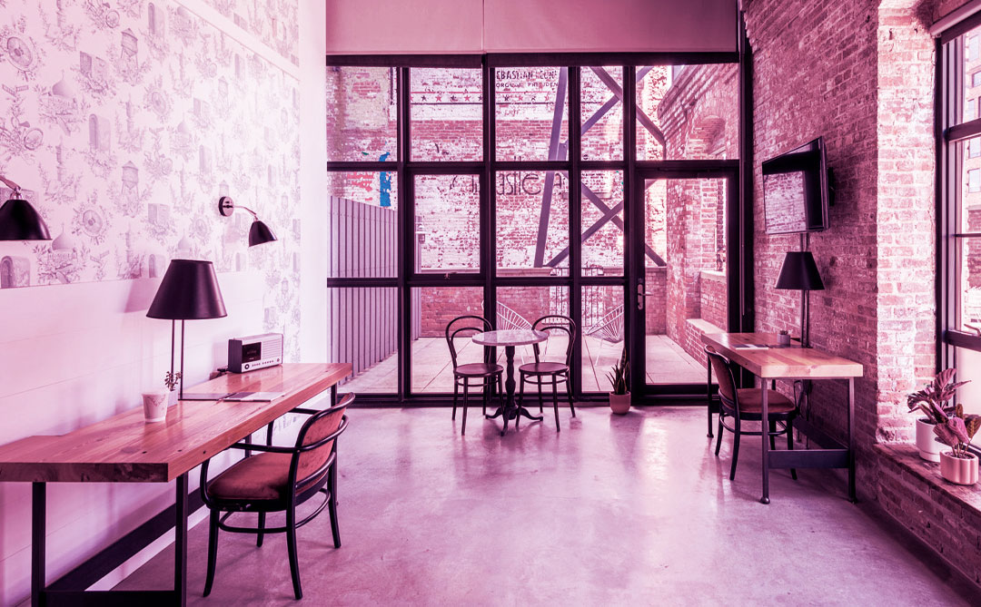 Em Nova York, o Wythe Hotel transformou quartos em escritórios
