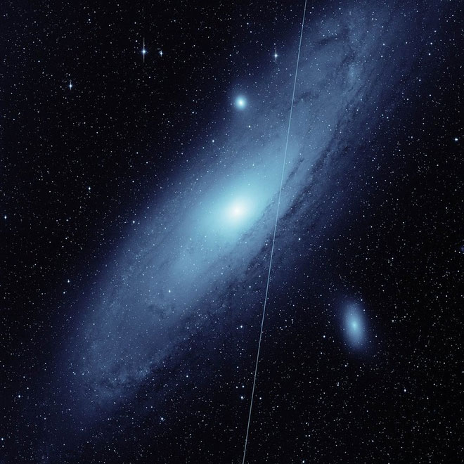 Efeito Elon Musk: rastro luminoso formado pelos satélites da Starlink em um registro fotográfico da constelação de Andrômeda.