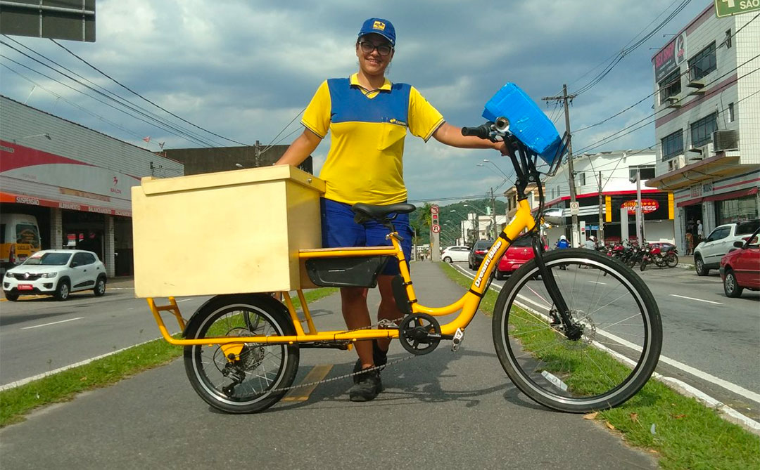 Correios utilizam bicicletas elétricas nas entregas no litoral de São Paulo