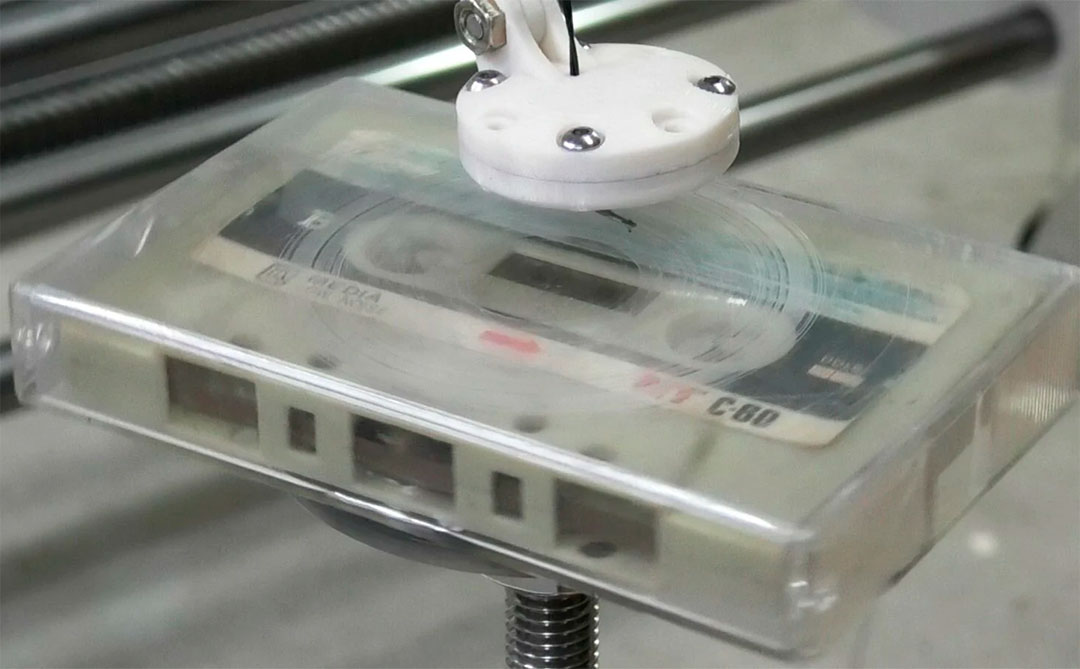 Este fonógrafo mecânico gera música a partir de resíduos plásticos