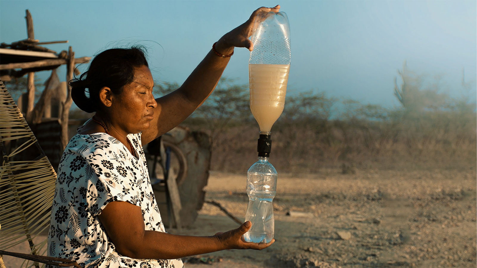 Tampas biodegradáveis transformam garrafas PET em filtros d’água portáteis