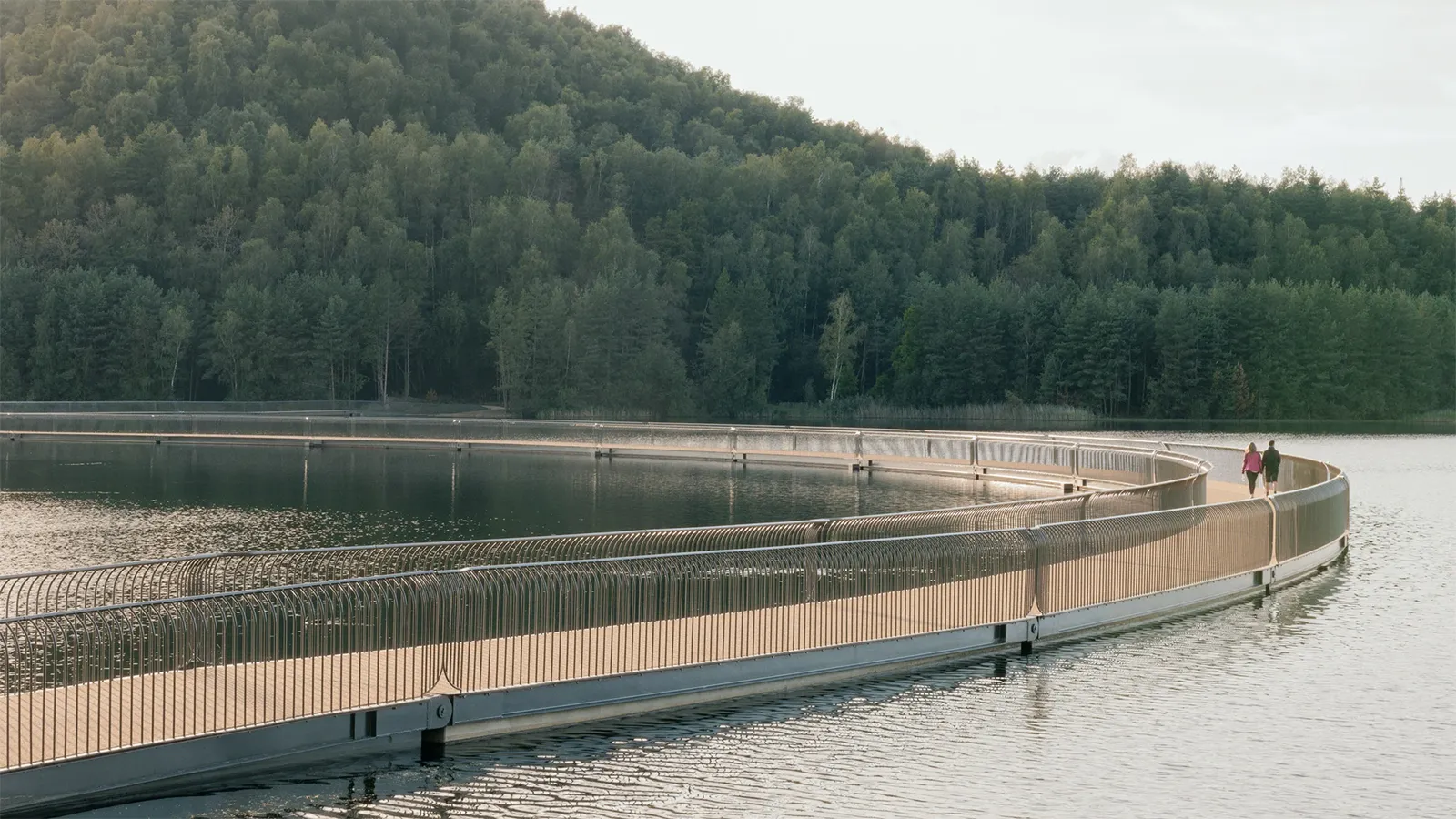 Ponte ciclística é construída em antiga mina da Bélgica