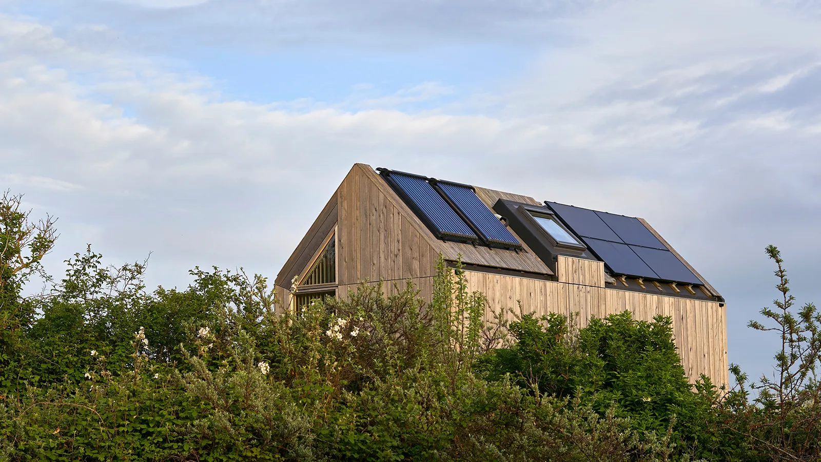 Casas sustentáveis: conheça os pilares da vida off-grid