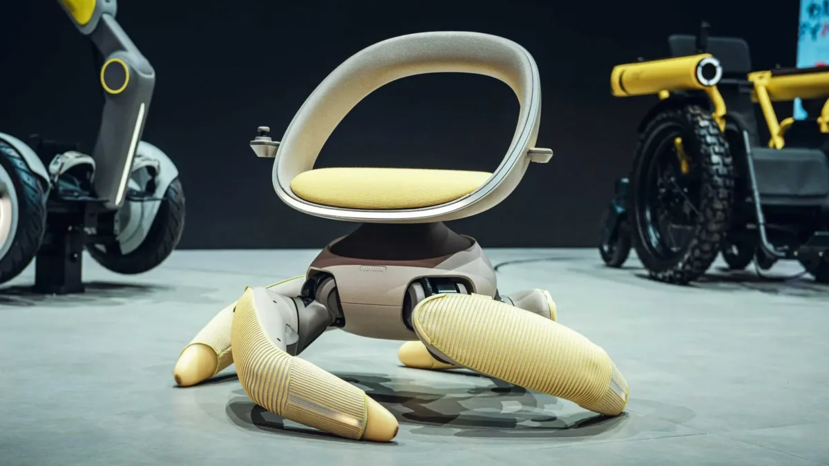 Toyota Walk Me: cadeira autônoma sobe escadas e “se senta” no chão