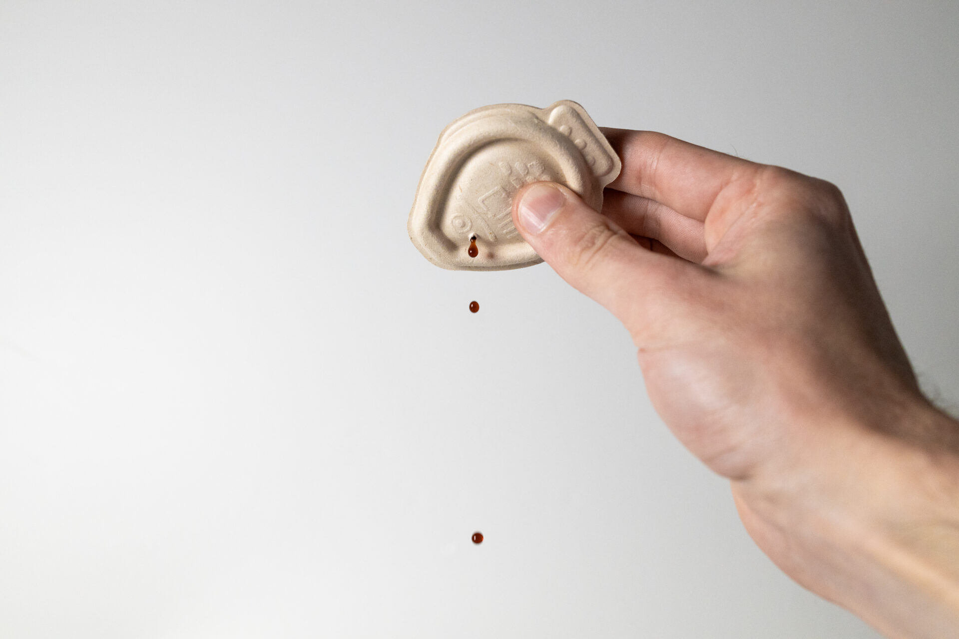 Esta embalagem compostável reinventa o peixinho de shoyu